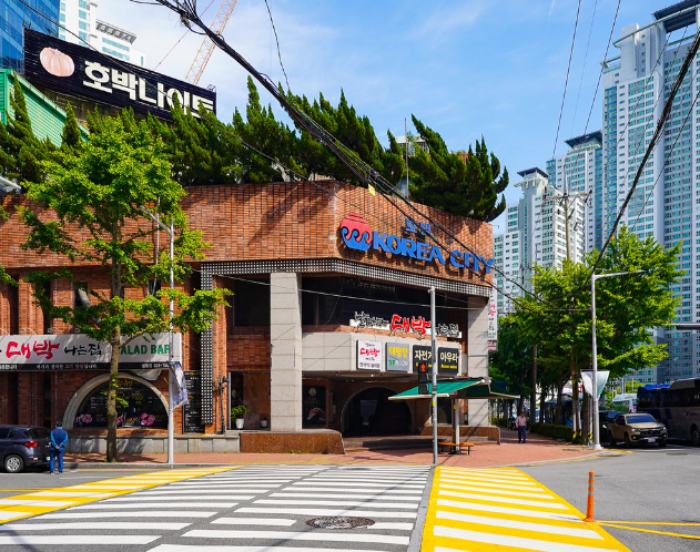 내부 메인 스테이지 및 특수 조명 설비 사진