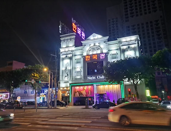 내부 메인 스테이지 및 특수 조명 설비 사진