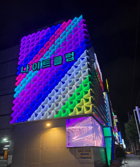 내부 메인 스테이지 및 특수 조명 설비 사진